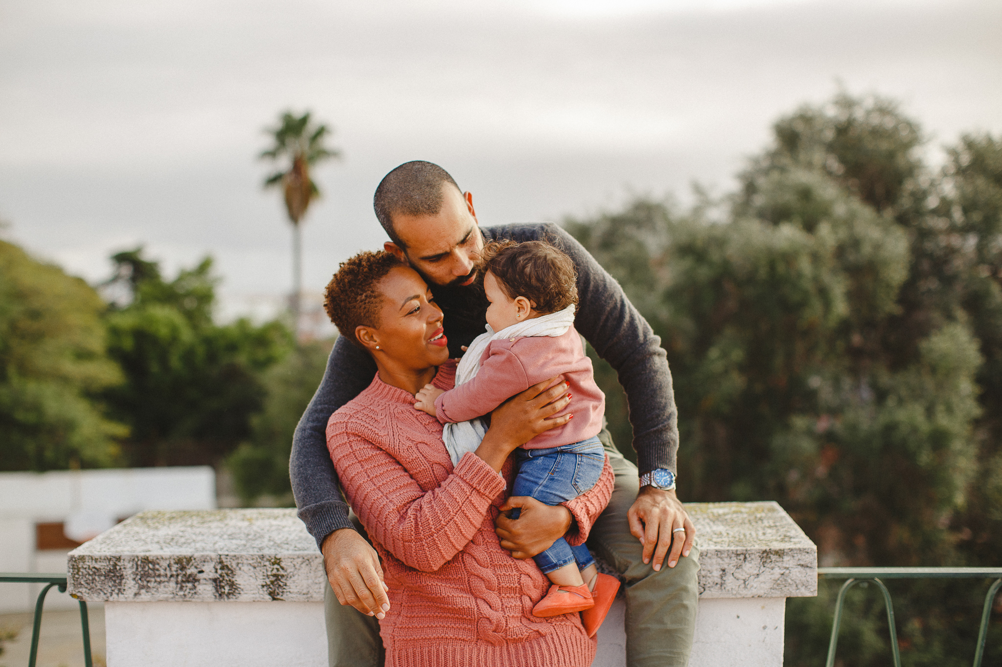 Mom holding her daughter smiling during a family shoot in Lisbon with Hello Twiggs.